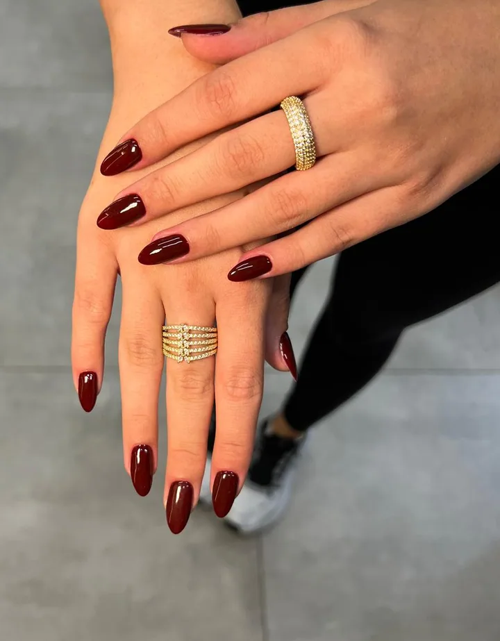 Badem formda parlak bordo — OZ Nail Studio