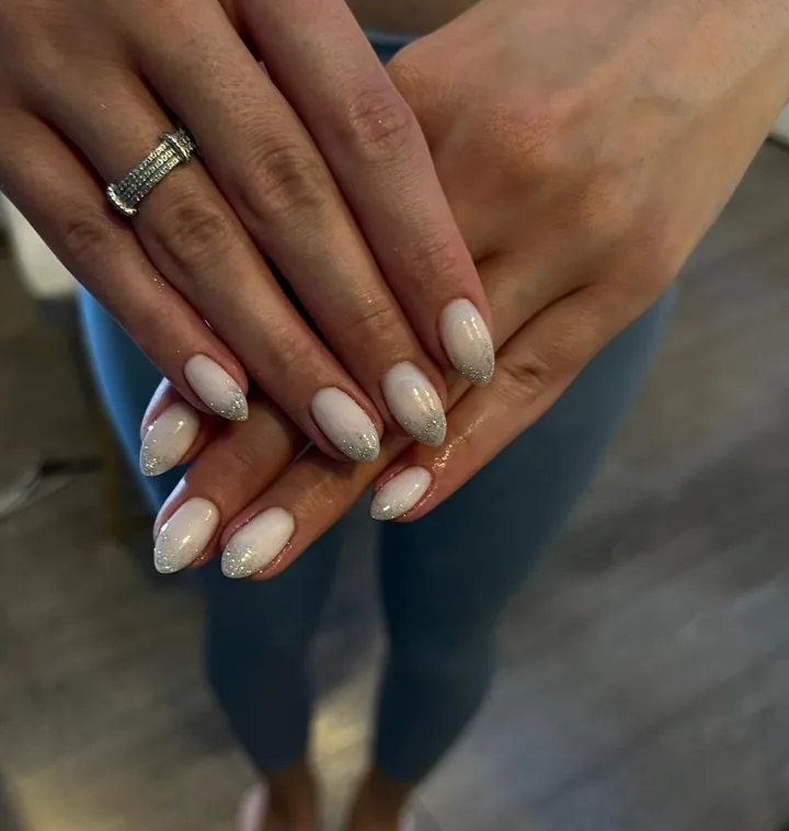 Beyazdan gümüş simli uçlara ombré — OZ Nail Studio