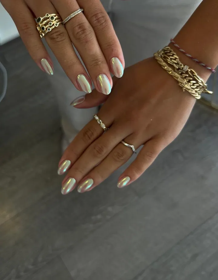 Sedef yansımalı açık ton chrome — OZ Nail Studio