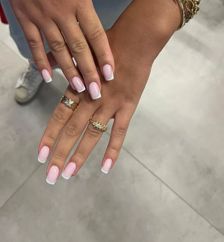 Kare formda pembe ve beyaz French — OZ Nail Studio