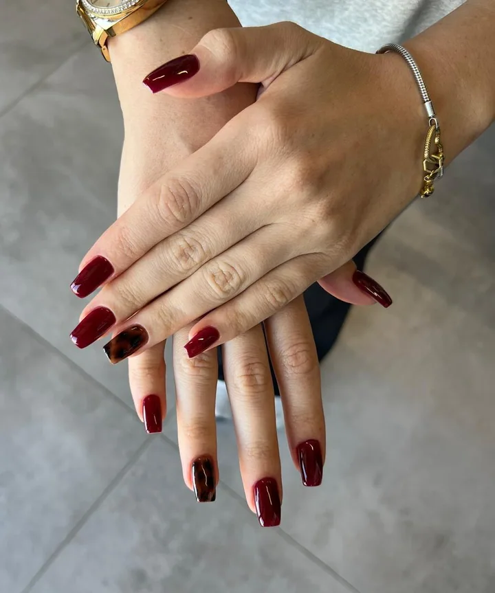Bordo ve tortoiseshell vurgular — OZ Nail Studio